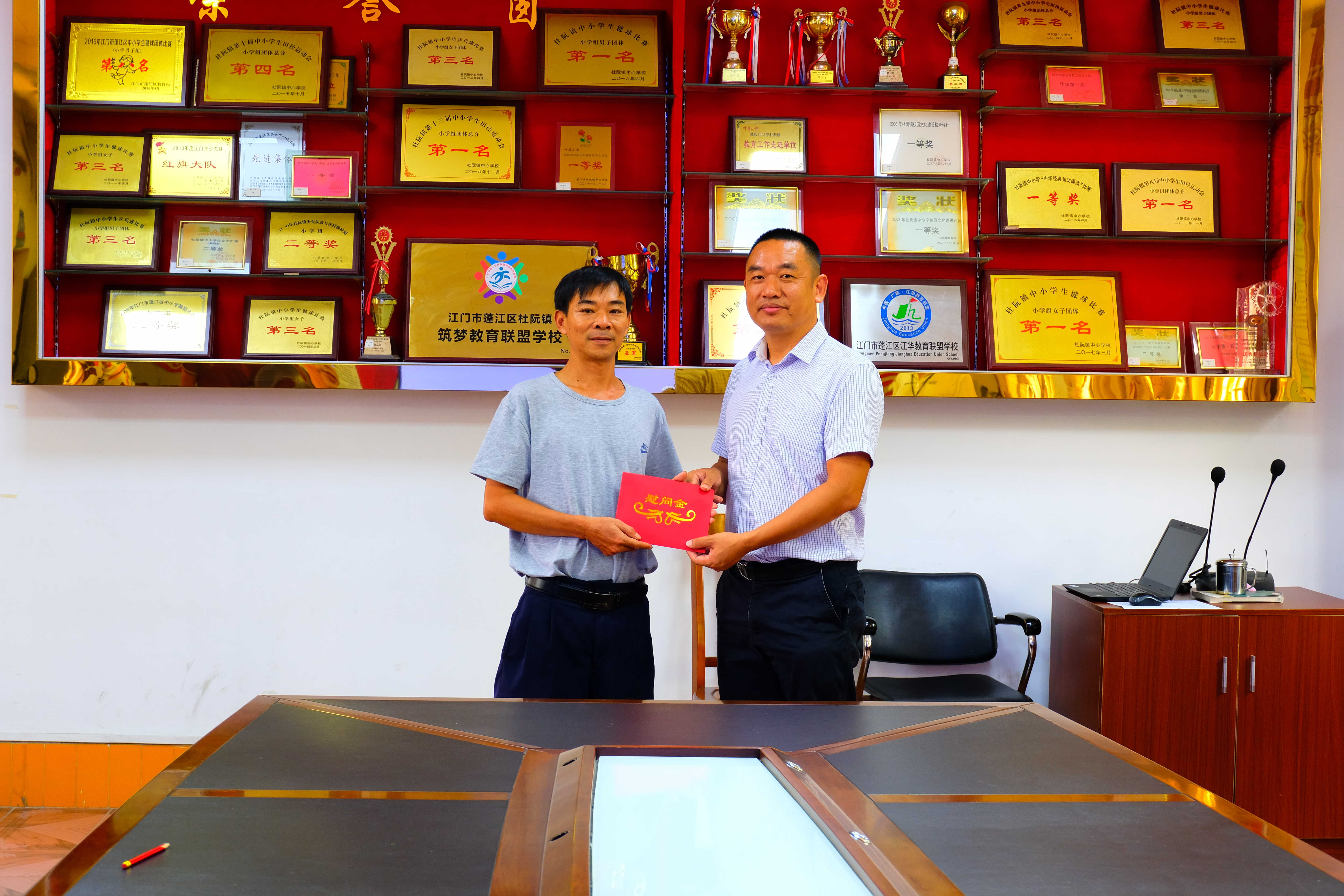 杜阮镇领导开展走访慰问教师活动7.jpg